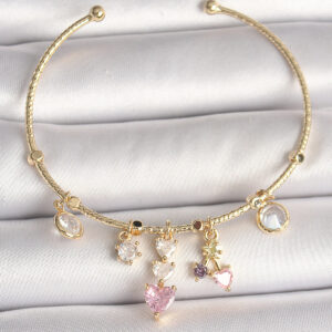 Tegan Pirinç Gold Renk Sallantı Zirkon Taşlı Kalp Figür Pembe Kalp Detay Charm Kadın Bileklik TG27BB6897