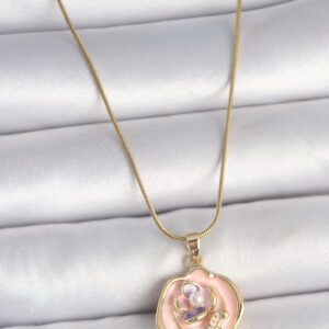 Tegan 316L Çelik Gold Renk Zincir Pembe Renkli Çiçek İşlemeli İnci Detay Portre Model Kadın Kolye TG27BKO10075
