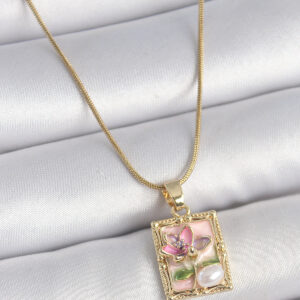 Tegan 316L Çelik Gold Renk Pembe Mineli Çiçek İşlemeli İnci Detay Portre Model Kadın Kolye TG27BKO10145