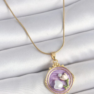Tegan 316L Çelik Gold Renk Zincir Mor Mineli İncili Çiçek İşlemeli Portre Model Kadın Kolye TG27BKO10156