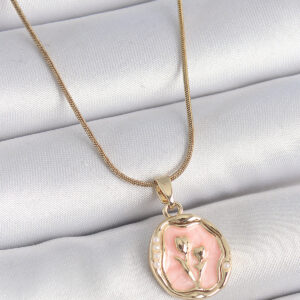 Tegan 316L Çelik Gold Renk Zincir Pembe Mineli Çiçek İşlemeli Portre Model Kadın Kolye TG27BKO10165