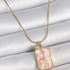 Tegan 316L Çelik Gold Renk Zincir Pembe Mineli İncli Çiçek İşlemeli Portre Model Kadın Kolye TG27BKO10193