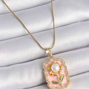 Tegan 316L Çelik Gold Renk Zincir Pembe Mineli İncli Papatya Model Portre Model Kadın Kolye TG27BKO10197
