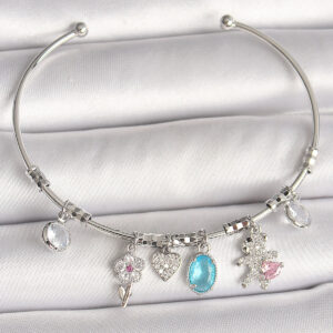 Tegan Pirinç Gümüş Renk Sallantı Zirkon Taşlı Ayıcık Figür Çiçek Detay Charm Kadın Bileklik TG27BB6908
