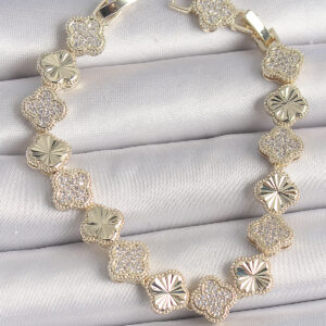 Tegan Pirinç Gold Renk Zirkon Taşlı İşlemeli Yonca Model VIP Seri Exculusive Kadın Bileklik TG27BB6913