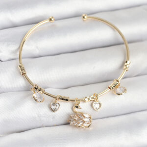 Tegan Kuğu Charmlı Gold Renk Kadın Bileklik TG27BB8035