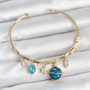 Tegan Gezegen Charmlı Gold Renk Pirinç Kadın Bileklik TG27BB8047