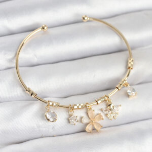 Tegan Çiçek ve Kelebek Charmlı Gold Renk Pirinç Kadın Bileklik TG27BB8049