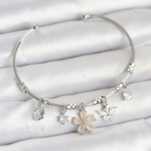 Tegan Çiçek ve Kelebek Charmlı Gümüş Renk Pirinç Kadın Bileklik TG27BB8050