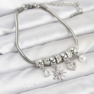 Tegan Pirinç Gümüş Renk Kutup Yıldızı ve Kalp Charmlı Kadın Bileklik TG27BB8180