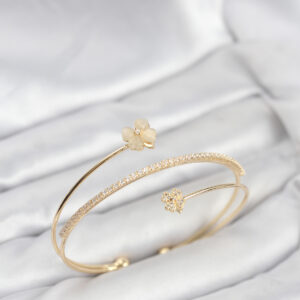 Tegan Yonca Çiçek Model Pirinç Gold Renk Kadın Bileklik TG27BB8257