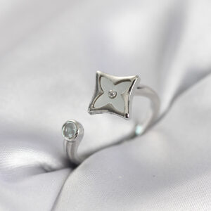 Tegan Gümüş Renk Köşeli Yonca Model Zirkon Taşlı Kadın Yüzük TG27BYK4098