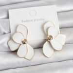 Tegan Beyaz Mineli Lotus Model Pirinç Kadın Küpe TG27BKP11731