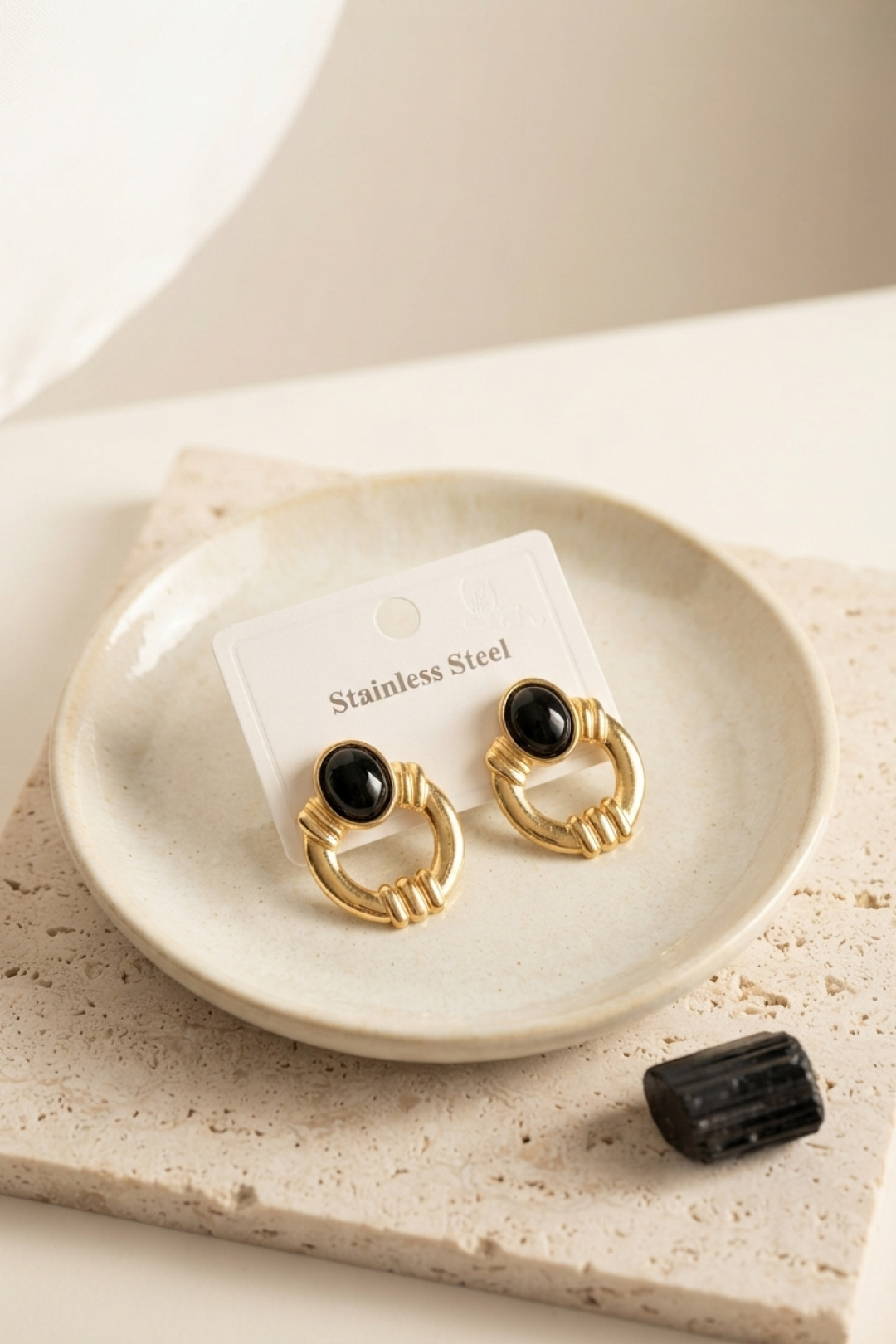 Tegan 316L Çelik Gold Renk Vintage Siyah Taşlı Küpe TG27BKP12053 - Görsel 1