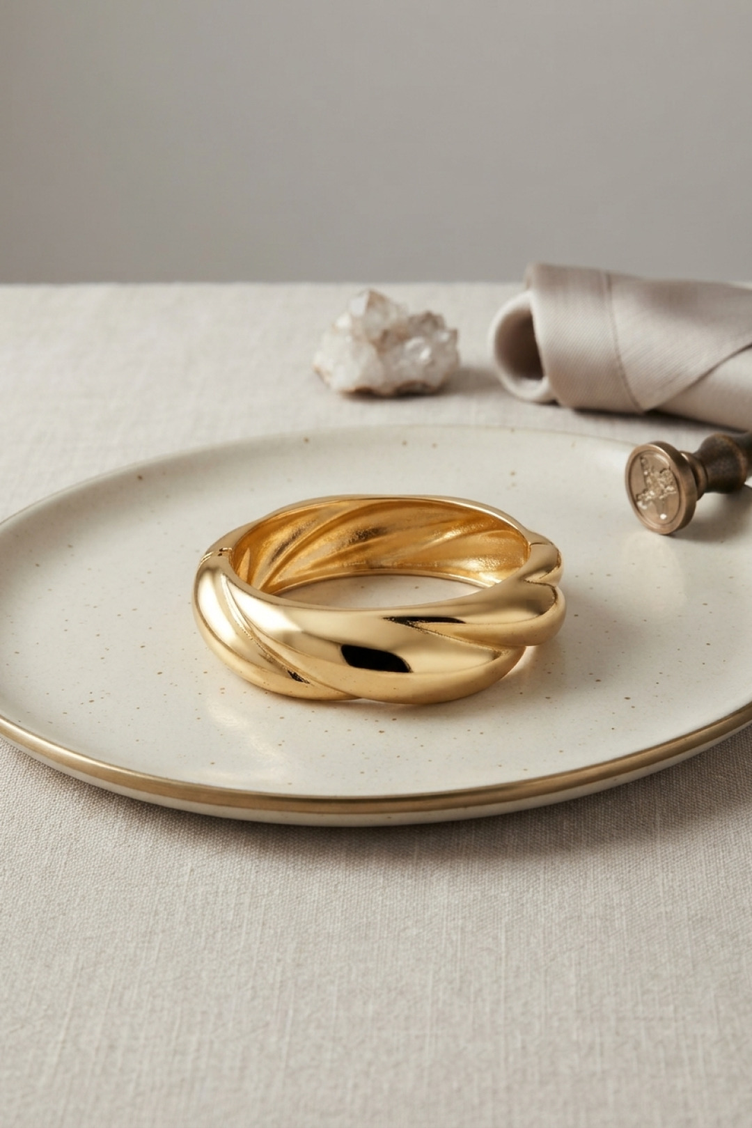 Tegan Gold Renk Pirinç Sarmal Model Vintage Kalın Kelepçe Bilezik TG27BB8865 - Görsel 1